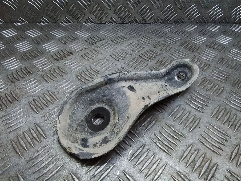 Radiator mount bracket – Lexus RX 450H (2016-)