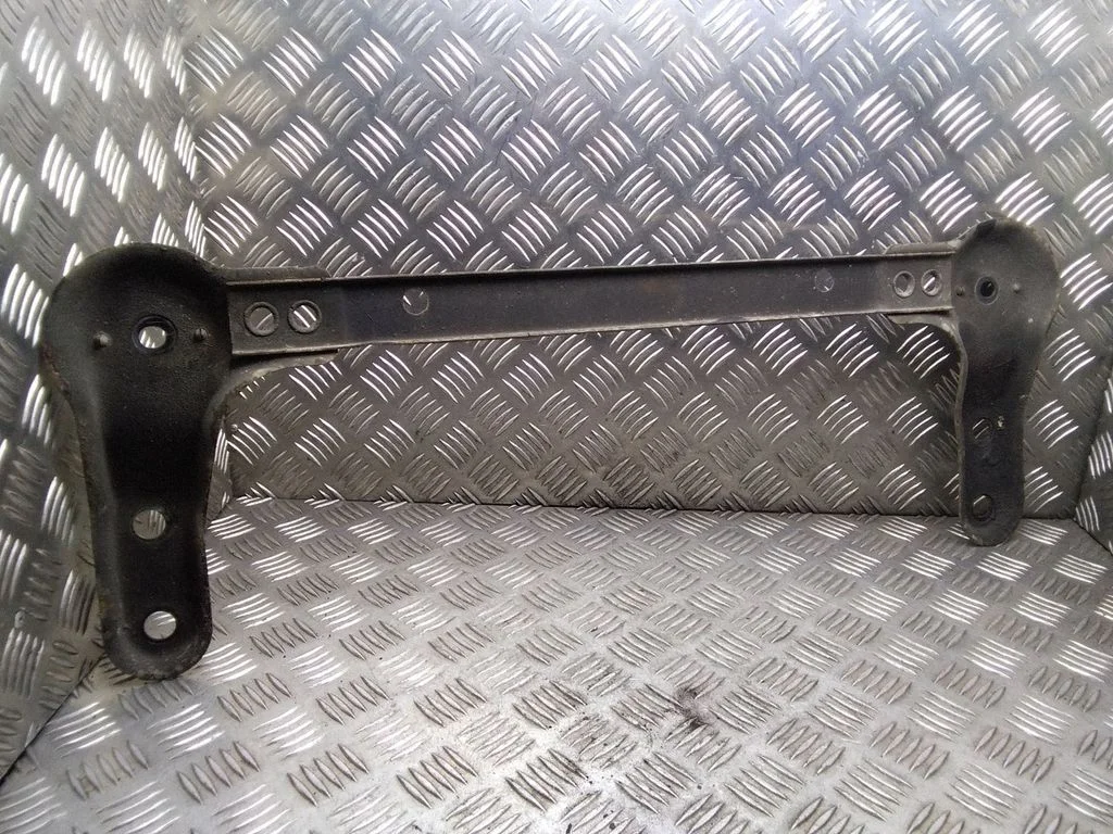 Radiaatori kinnitusklamber – Nissan Qashqai (2010-2014)
