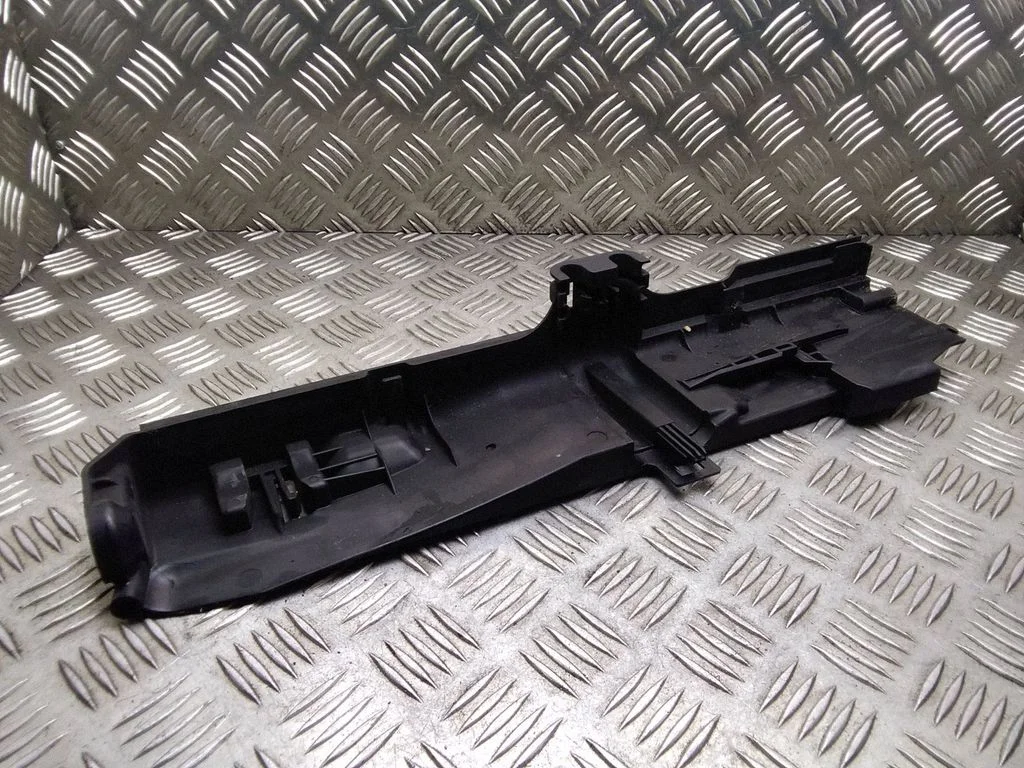 Radiaatori kinnitusklamber – BMW 1-seeria E81 E87 (2004-2011)