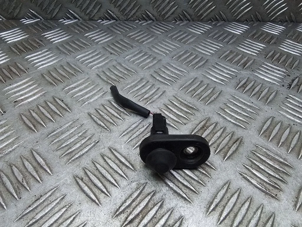 Aizmugurējo durvju atvēršanas/ aizvēršanas devējs – Toyota Prius (XW30) (2009-2015)