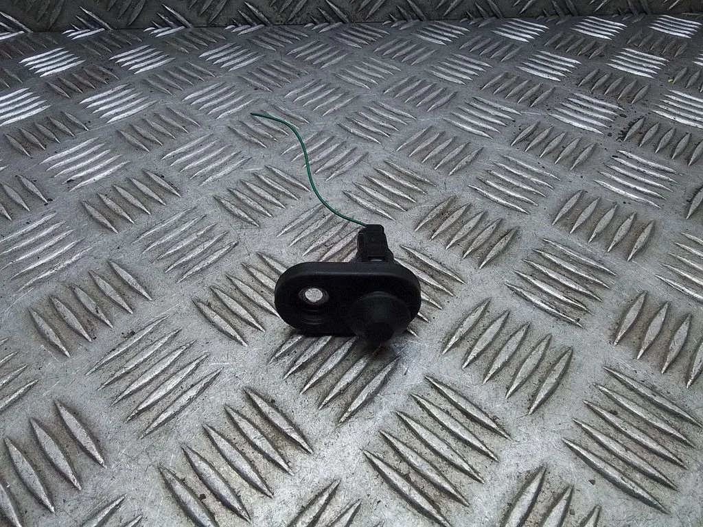 Aizmugurējo durvju atvēršanas/ aizvēršanas devējs – Toyota Prius (XW30) (2009-2015)