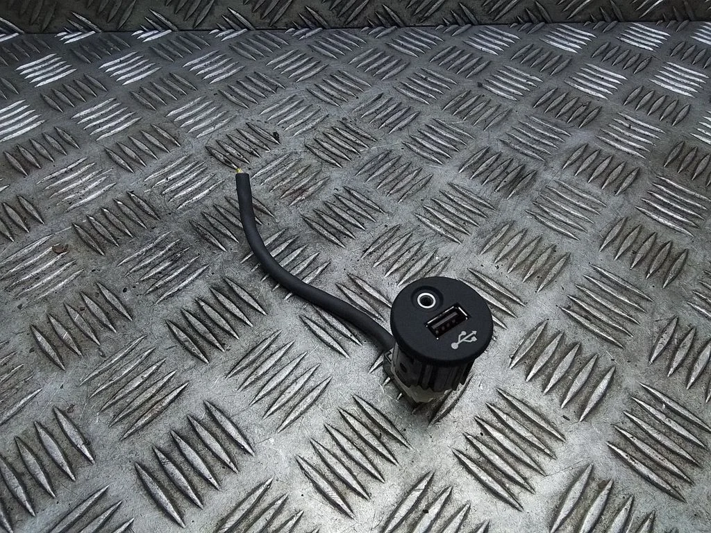 USB socket connector – Nissan Qashqai+2 (2010-2014)