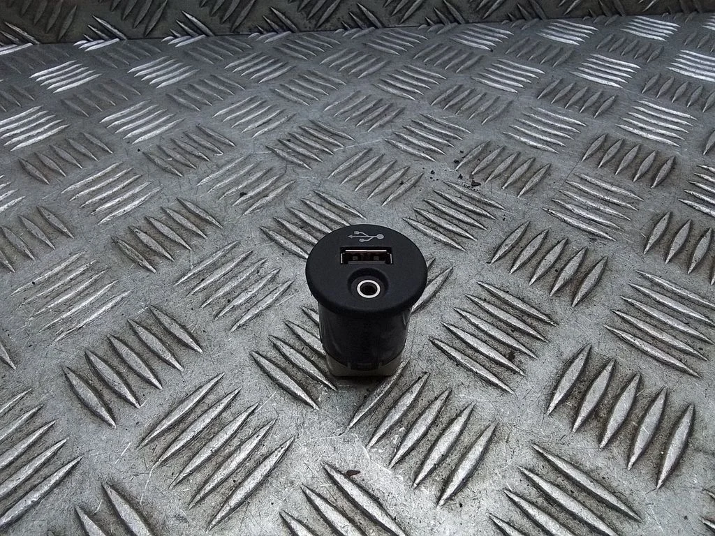 USB socket connector – Nissan Qashqai+2 (2010-2014)