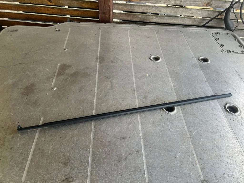 Vējstikla apdare 6F0837478