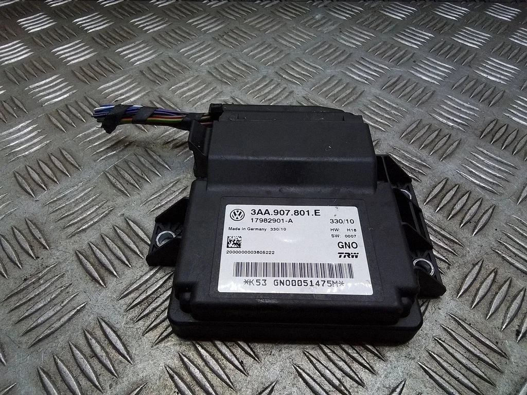 Hand brake control module – Volkswagen Tiguan (2007-2016)