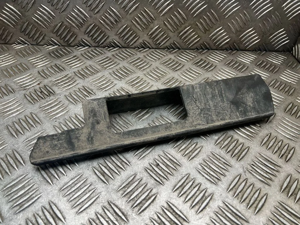 Esimese porikaitse klamber – Toyota Auris E180 (2012-2018)
