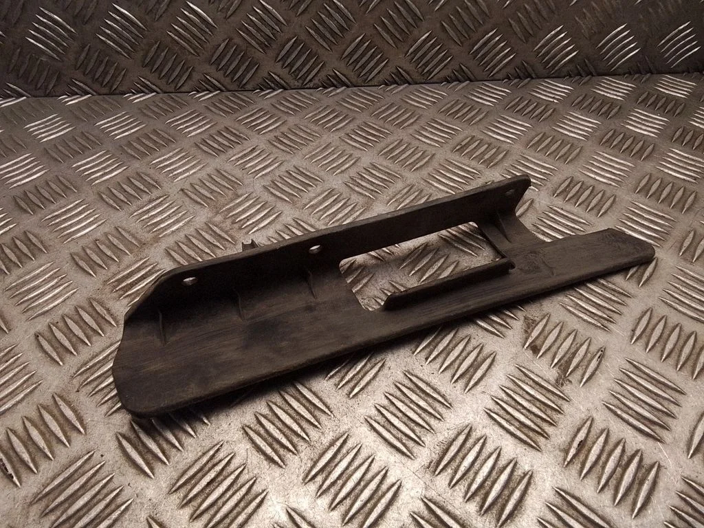 Esimese porikaitse klamber – Toyota Auris E180 (2012-2018)
