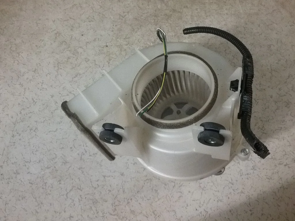 Wentylator baterii hybrydy / auta elektrycznego – Toyota RAV 4 (XA40) (2012-2018)