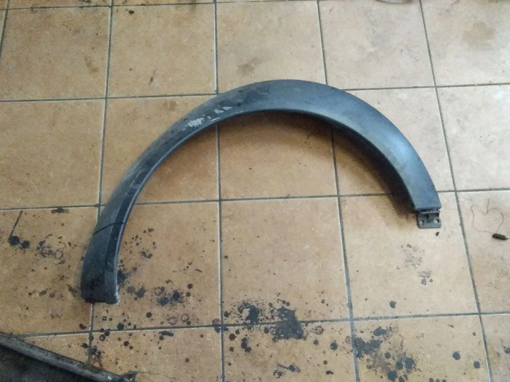 Rear fender molding trim