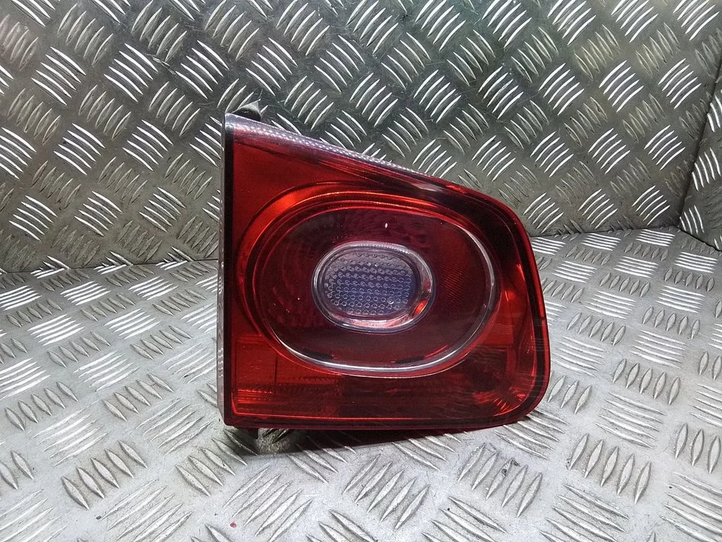 Klosz lampy tylnej w klapie – Volkswagen Tiguan (2007-2016)