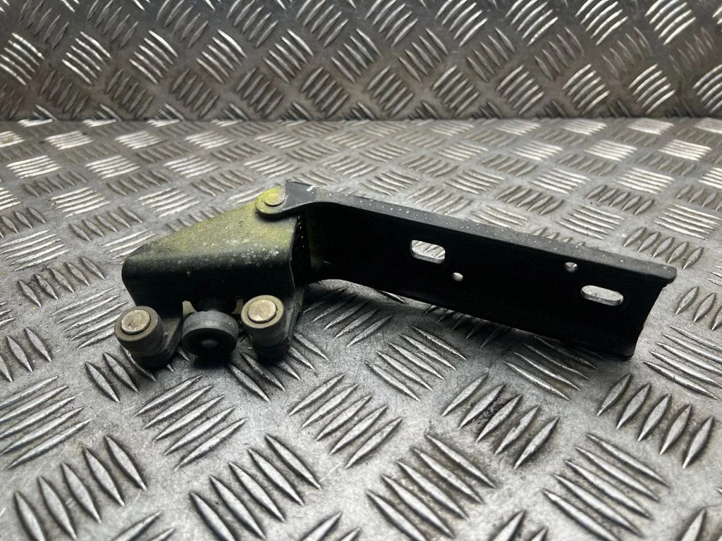 Sliding door middle roller runner – Opel Vivaro (2001-2014)