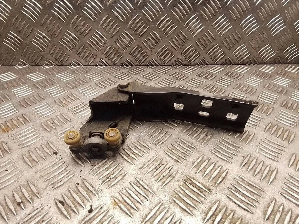 Sliding door middle roller runner – Opel Vivaro (2014-2018)