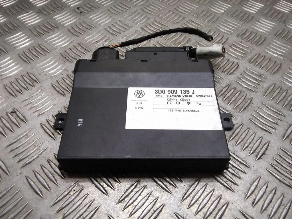 Keyless (KESSY) go control unit/module – Volkswagen Touareg I (2002-2010)