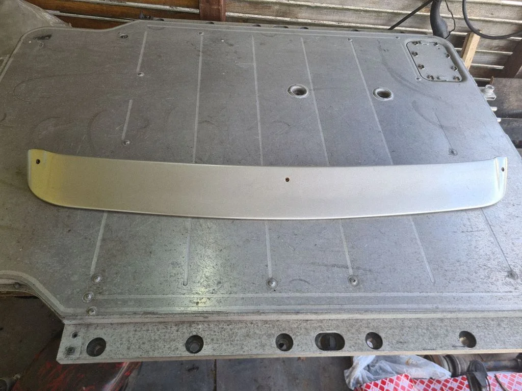 Tailgate/trunk spoiler – rear