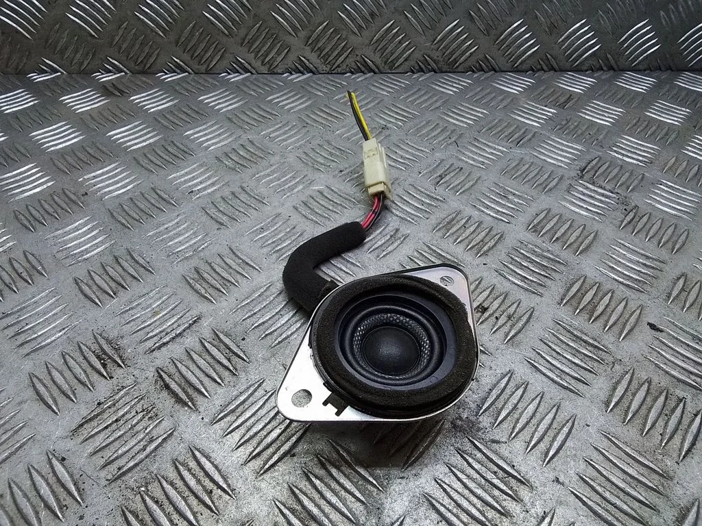 High frequency speaker in the rear doors – Toyota Prius (XW30) (2009-2015)