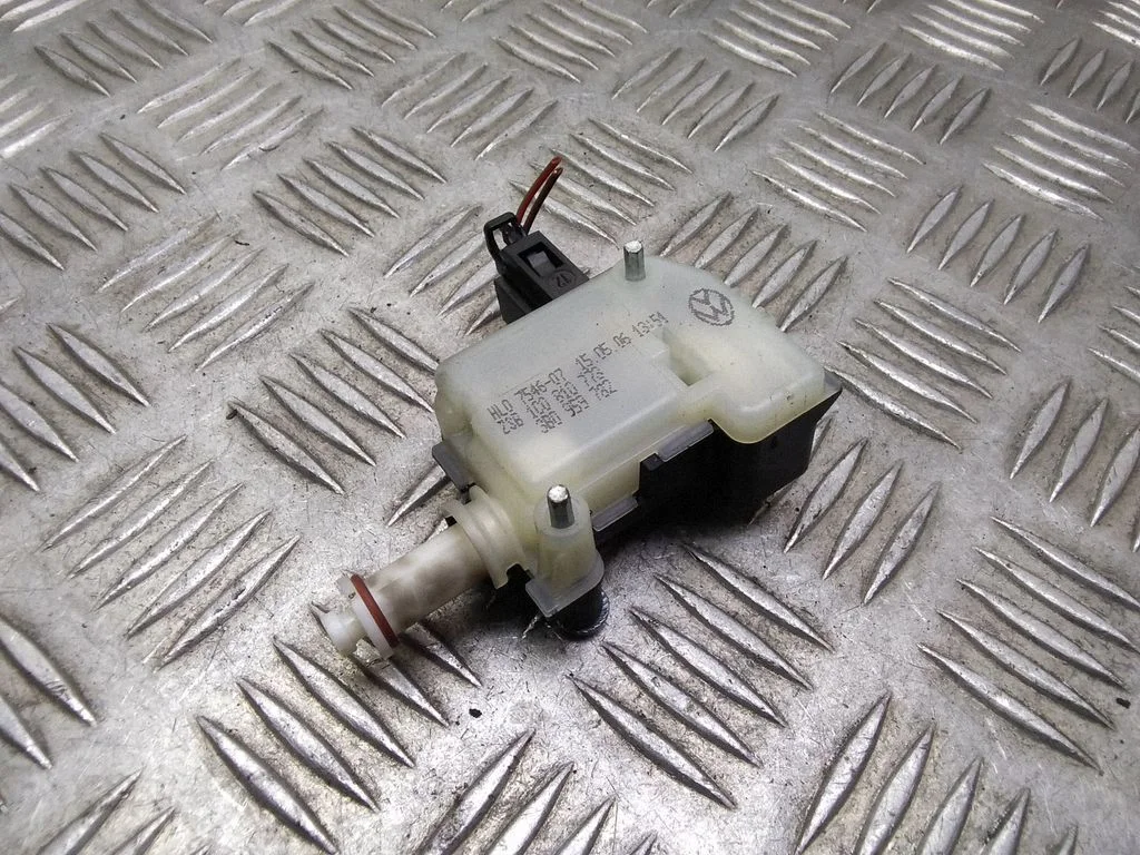 Fuel tank cap lock motor – Volkswagen Phaeton (2002-2016)