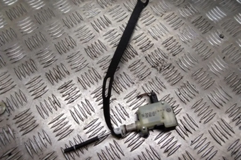 Fuel tank cap lock motor – Volkswagen Touareg I (2002-2010)