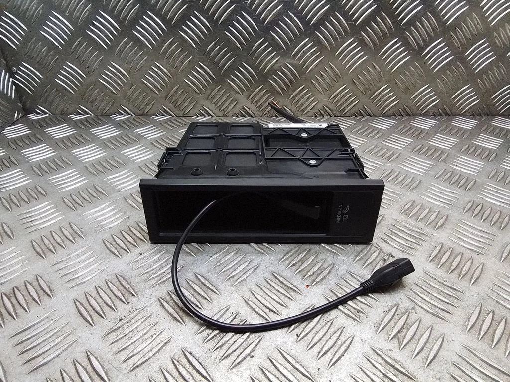 USB control unit – Volkswagen Tiguan (2007-2016)