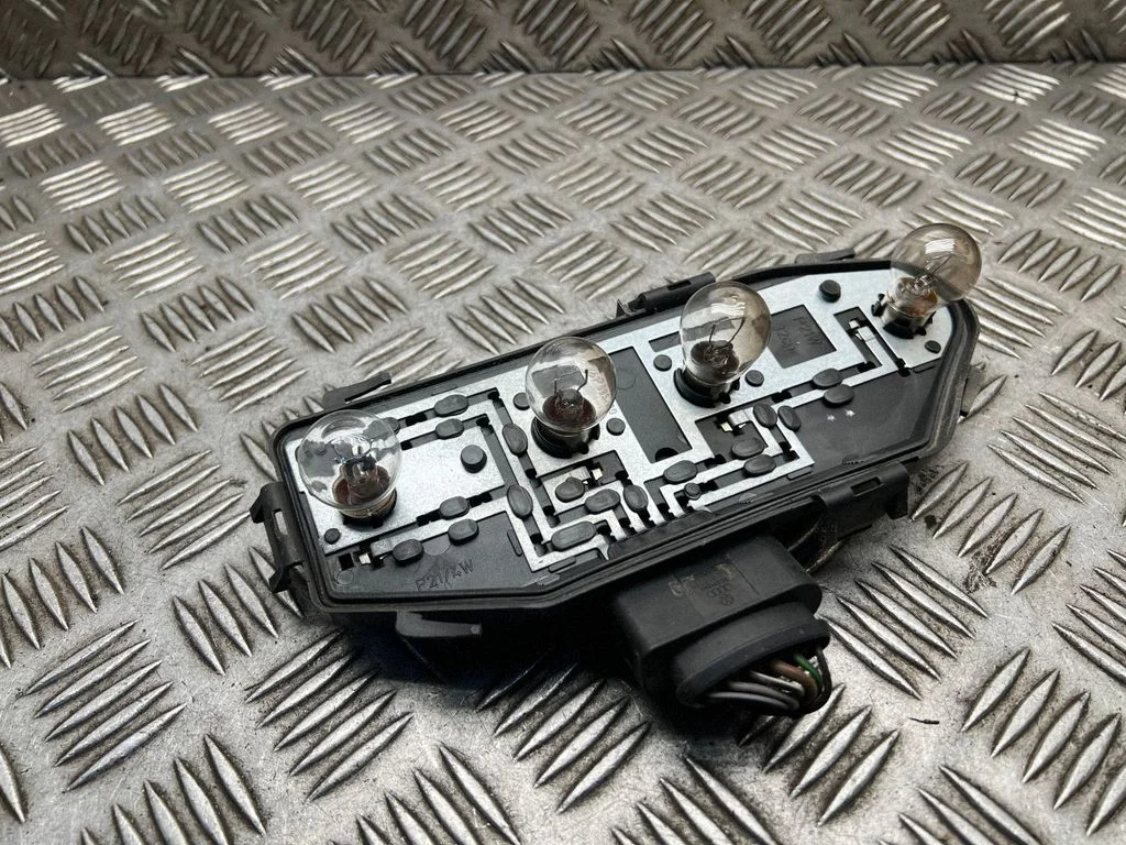 Aizmugurējā luktura spuldzes pārsegs (ligzda) 7H0945257A
