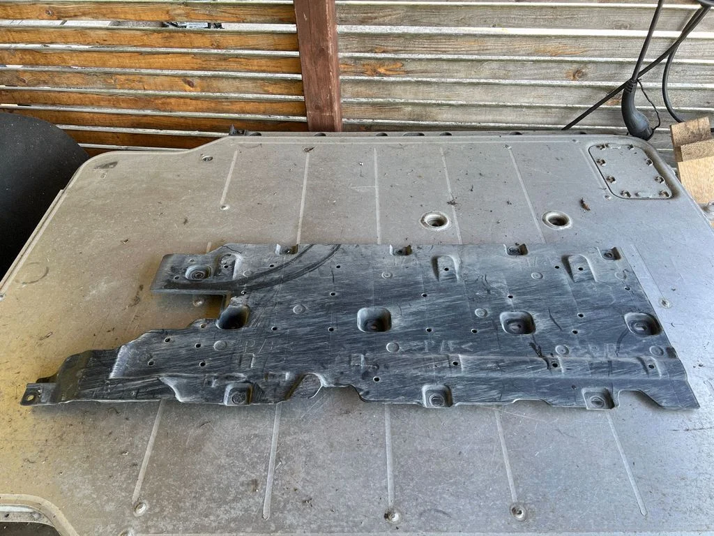 Sānu dibena aizsargs 748150937R