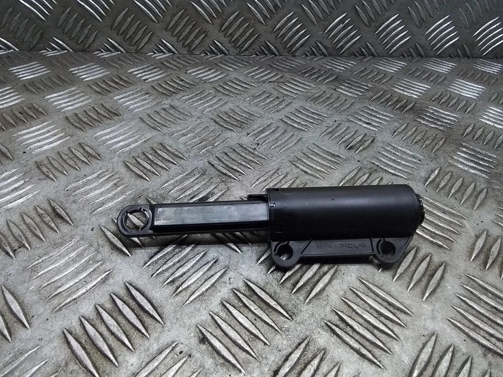 Glovebox shock absorber – Toyota Prius+ (ZVW40) (2011-2018)