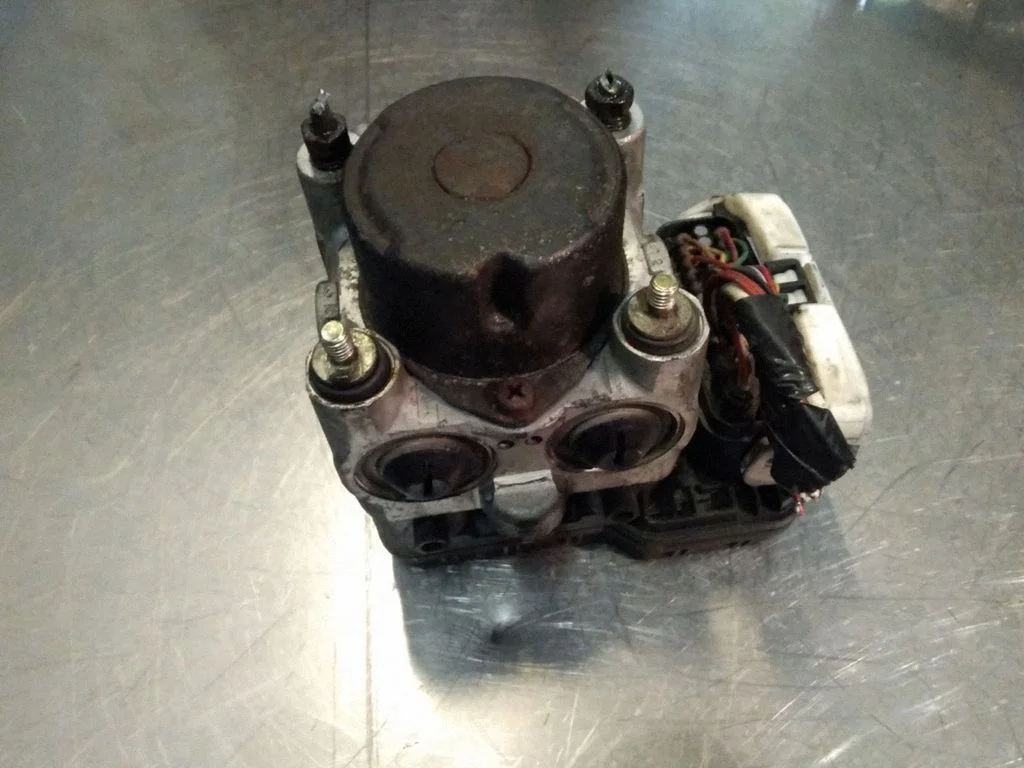 ABS block – Toyota RAV 4 (XA20) (2000-2005)