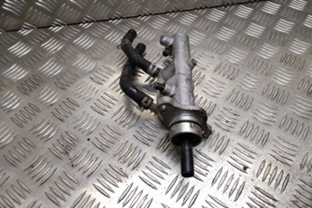 Master brake cylinder – Toyota Avensis T250 (2003-2006)