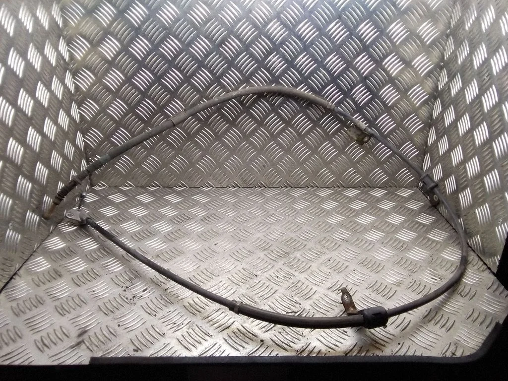 Handbrake/parking brake wiring cable