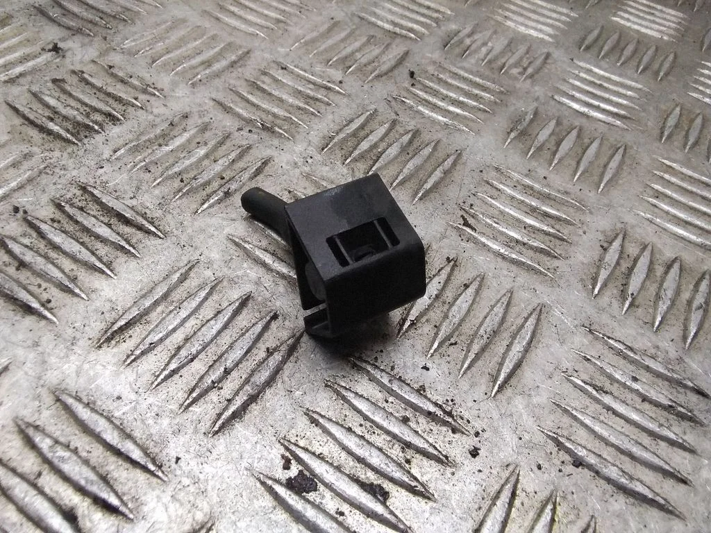 Windshield washer spray nozzle – Nissan Qashqai (2006-2010)