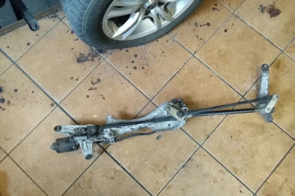 Front wiper linkage and motor – Toyota Prius (XW10) (1997-2003)