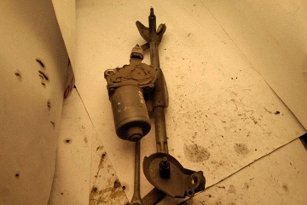 Front wiper linkage and motor – Toyota Yaris Verso (1999-2005)