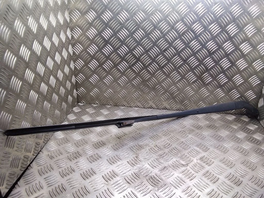 Front wiper blade arm