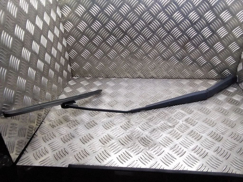 Front wiper blade arm