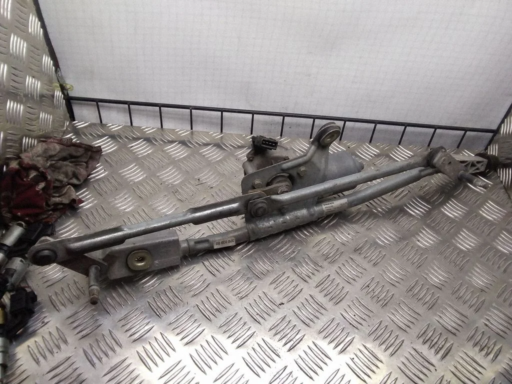 Front wiper linkage – Volvo V70 (2000-2004)