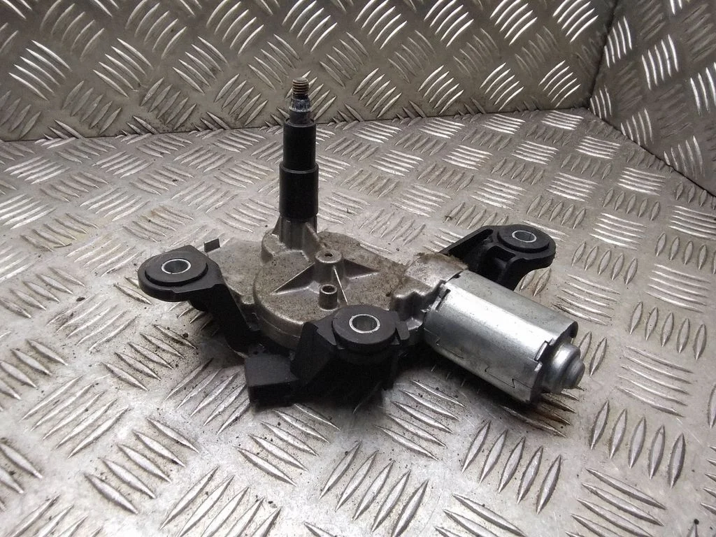 Aizmugurējā stikla tīrītāja motoriņš – Nissan Qashqai (2006-2010)