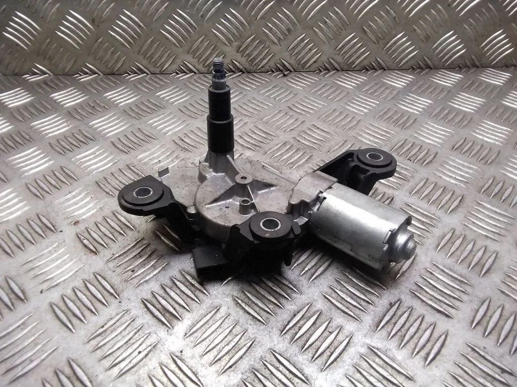 Aizmugurējā stikla tīrītāja motoriņš – Nissan Qashqai (2010-2014)