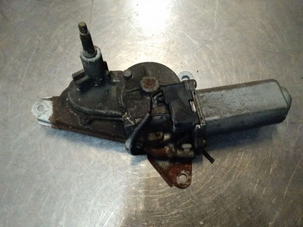 Aizmugurējā stikla tīrītāja motoriņš – Toyota Yaris Verso (1999-2005)