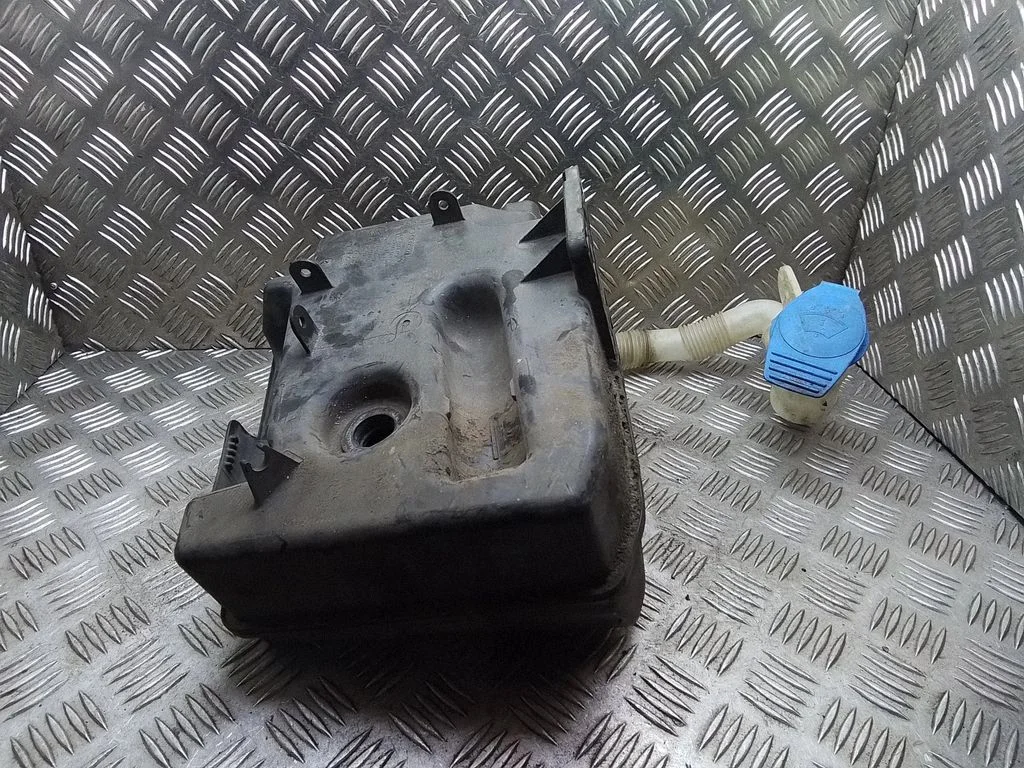 Windshield washer fluid reservoir/tank – Skoda Octavia Mk2 (1Z) (2004-2013)