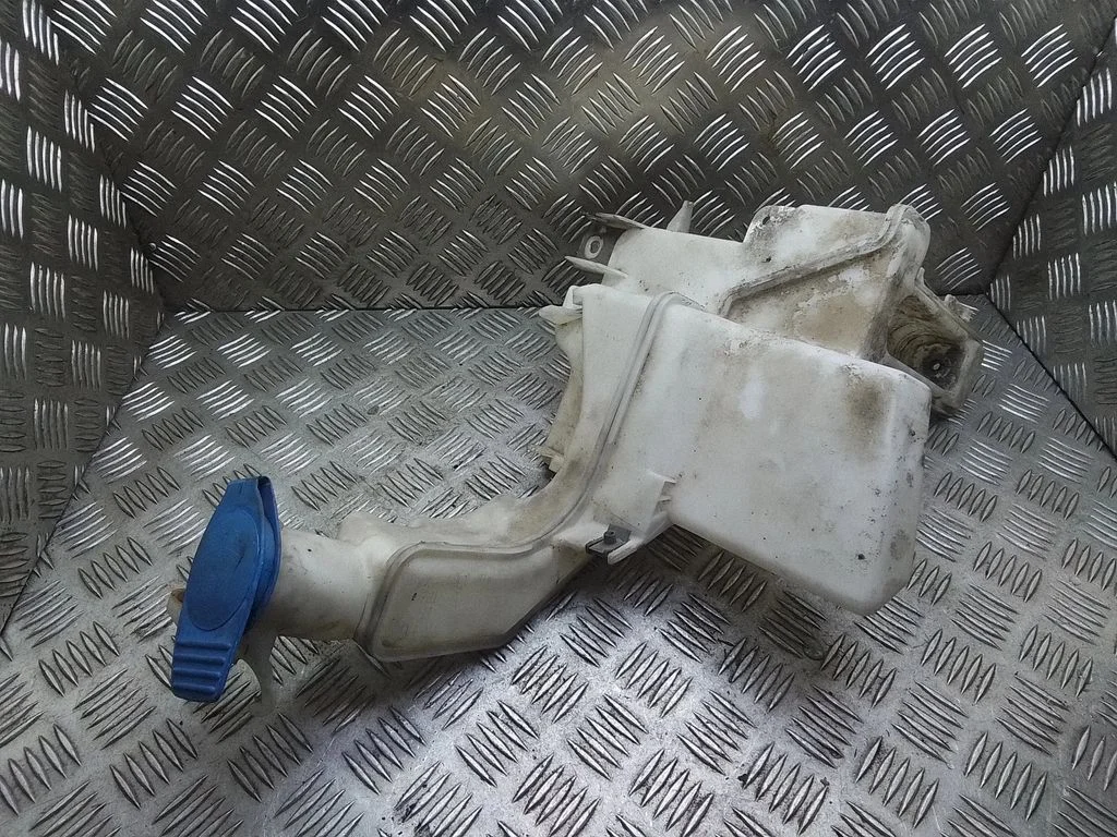 Klaasipesuvedeliku paak – Volkswagen Passat B6 (2005-2010)