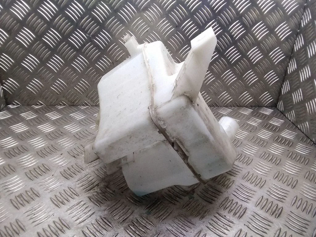 Windshield washer fluid reservoir/tank