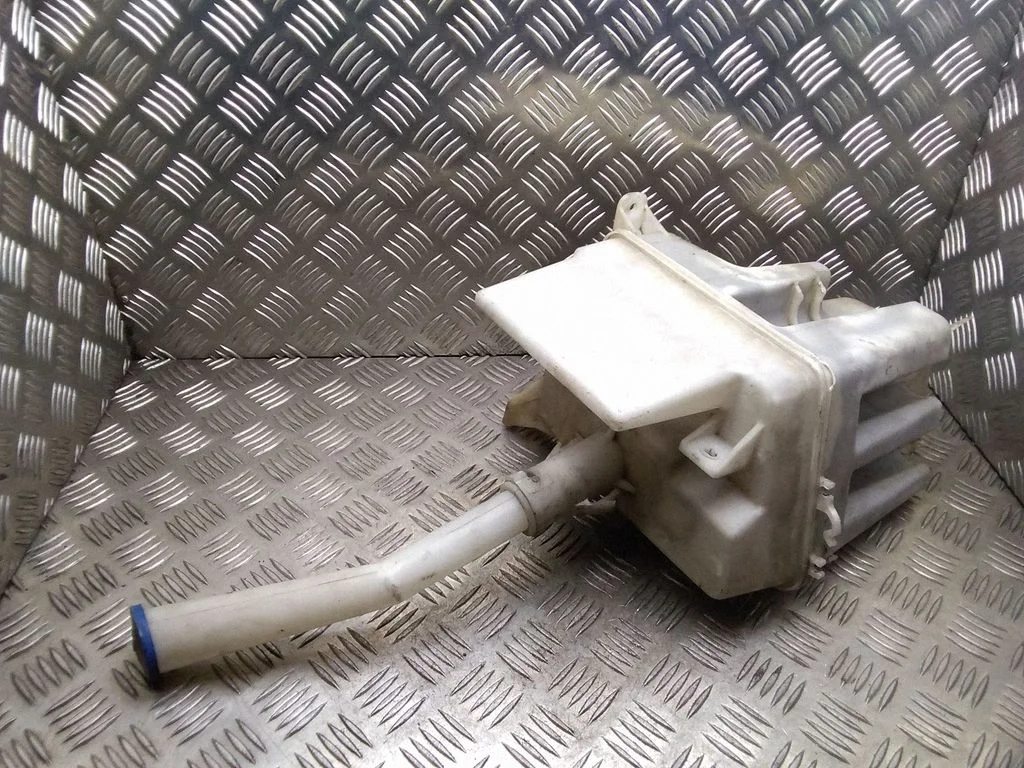 Windshield washer fluid reservoir/tank – Toyota Corolla Verso AR10 (2004-2009)