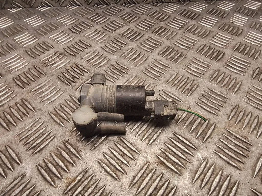 Windscreen/windshield washer pump – Opel Vivaro (2014-2018)