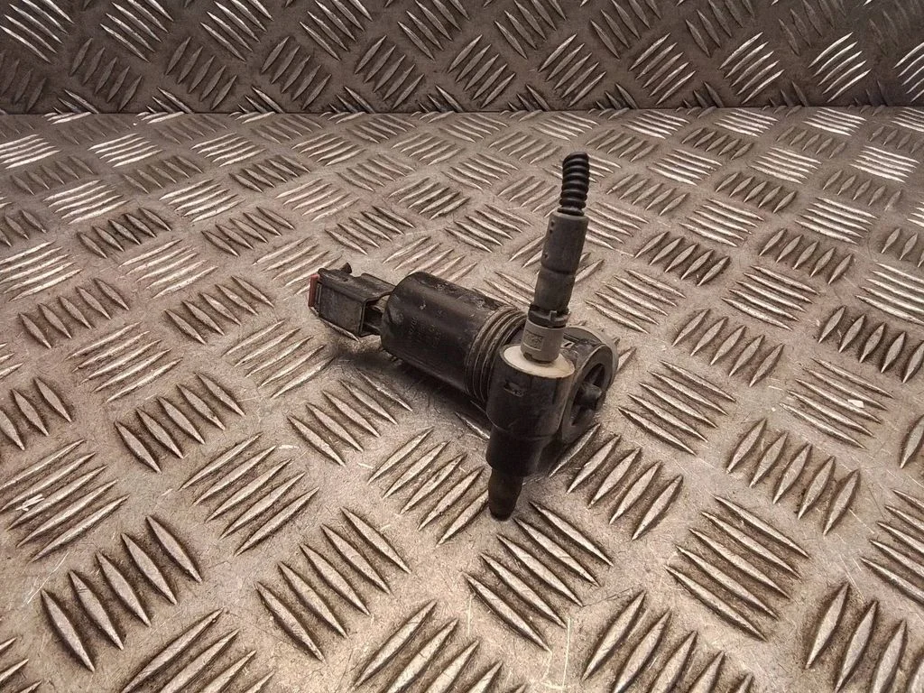 Windscreen/windshield washer pump – Land Rover Discovery Sport (2014-)