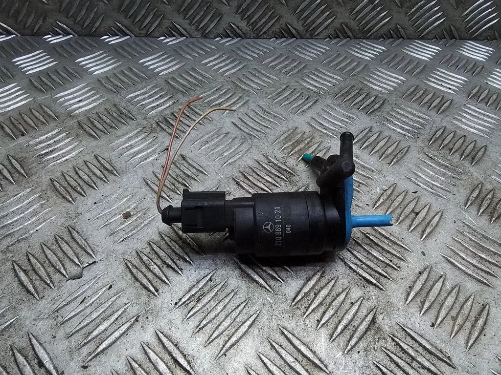 Windscreen/windshield washer pump – Mercedes-Benz E-Class W210 (1995-2002)