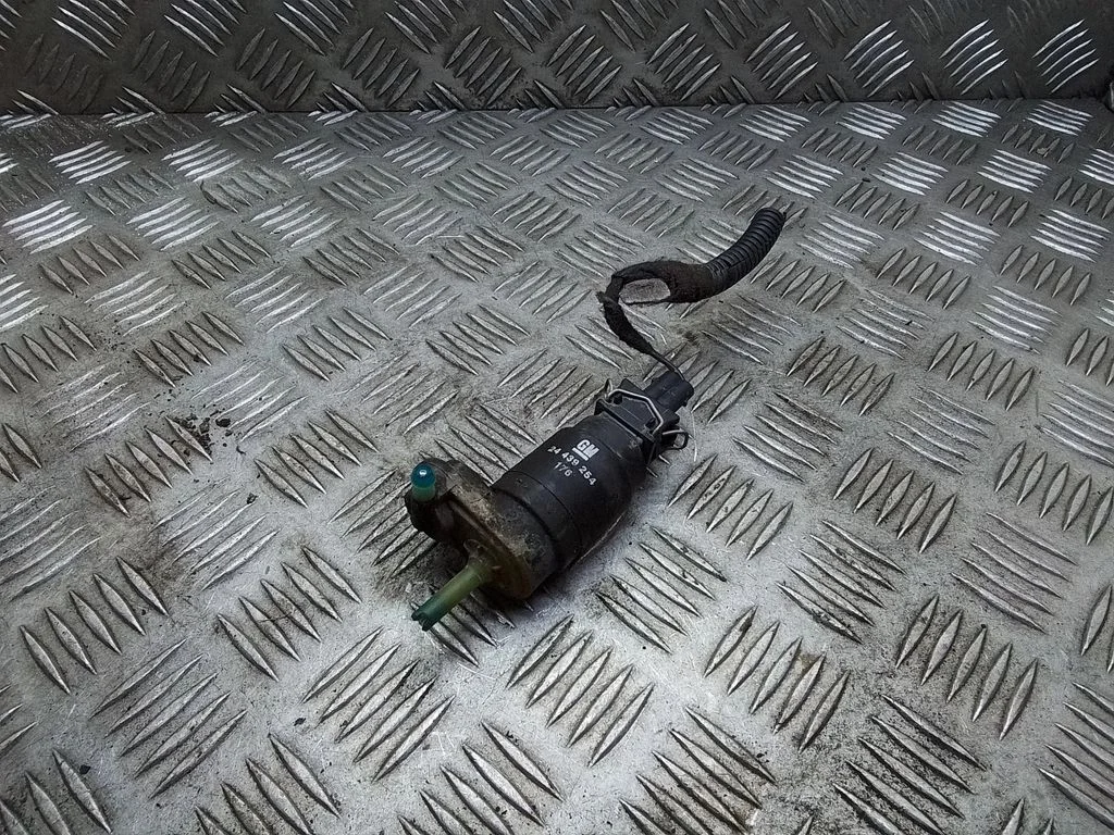 Windscreen/windshield washer pump – Opel Zafira B (2005-2014)