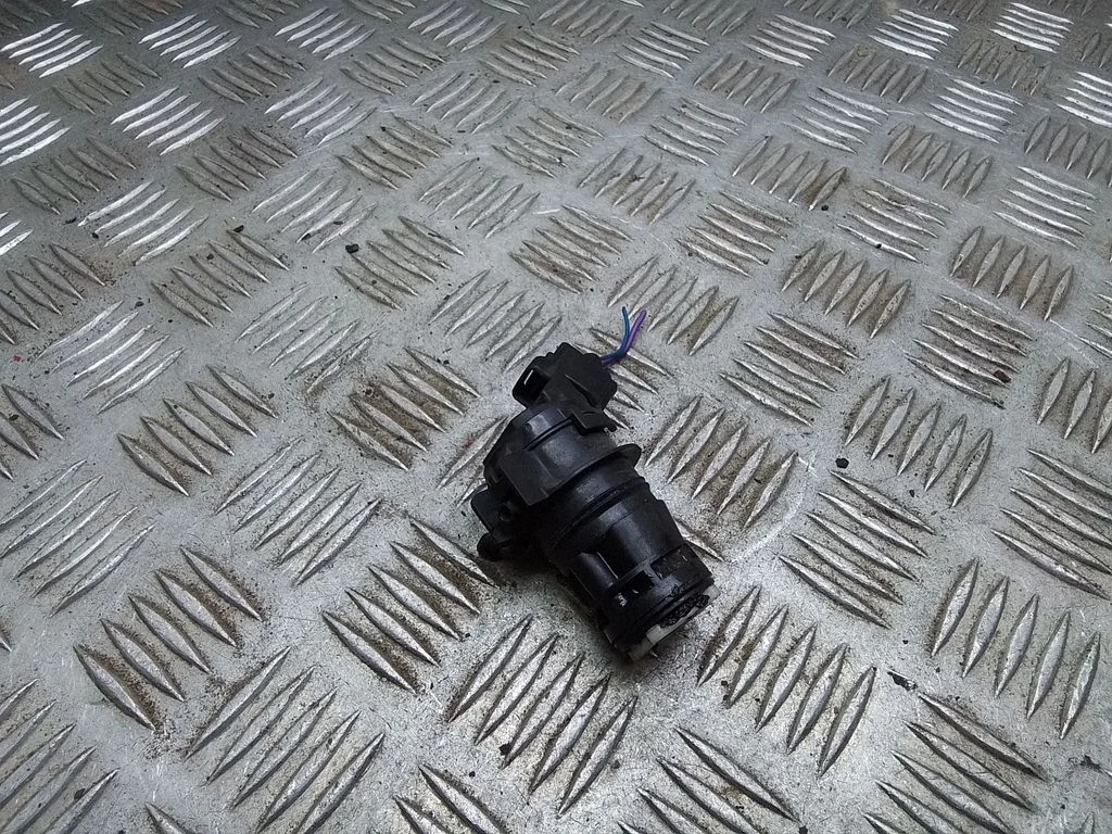 Windscreen/windshield washer pump – Toyota Prius (XW20) (2003-2009)