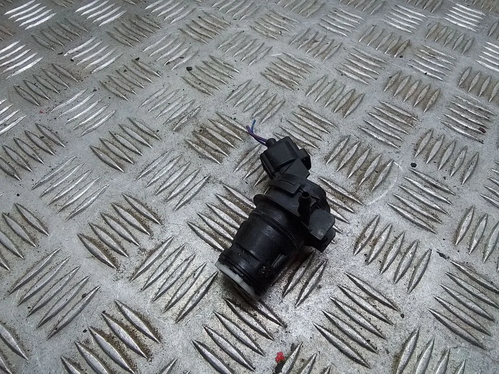 Windscreen/windshield washer pump – Toyota Prius (XW20) (2003-2009)