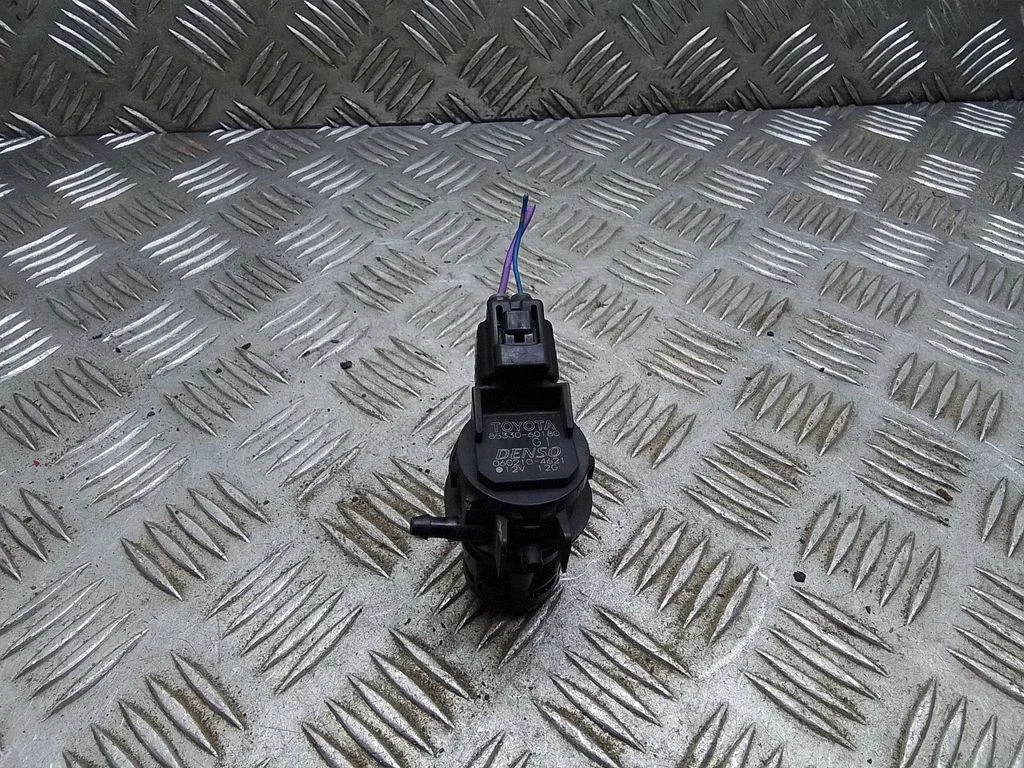 Windscreen/windshield washer pump – Toyota Prius (XW20) (2003-2009)