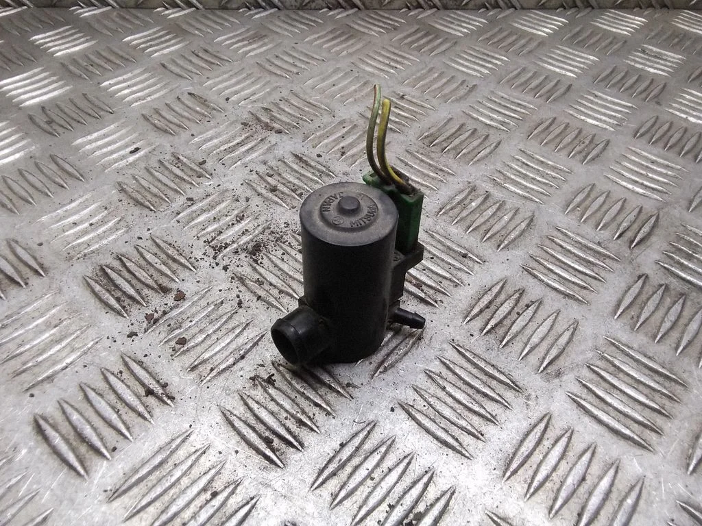 Windscreen/windshield washer pump – Subaru Legacy (1999-2003)