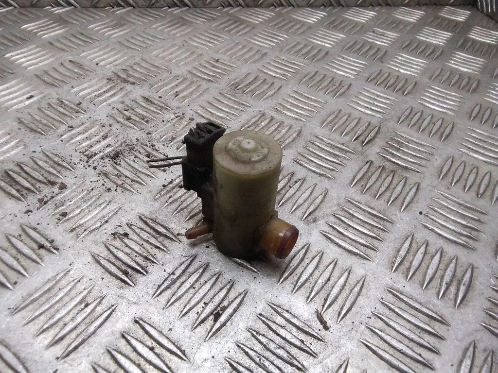Windscreen/windshield washer pump – Subaru Legacy (1999-2003)